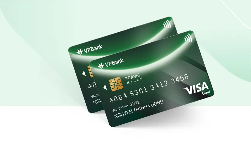 Hai thẻ tín dụng tích dặm hạng Gold màu xanh lá của VPBank trên nền xanh nhạt